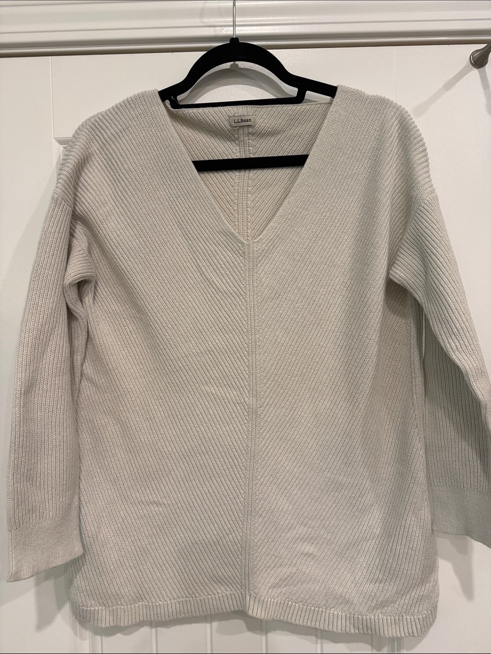 L.L. Bean Women's Light Cream V-Neck Ribbed Pullover Sweater. Size XL